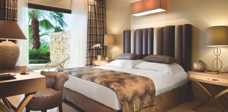 hoteli grcka/sani/asterias suite/move-mountains-luxury-holidays-greece-halkidiki-sani-resort-sani-asterias-suites-two-bedroom-family-suite-bedroom.jpg